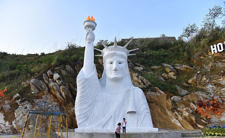 Tượng "Nữ thần tự do" trong khu du lịch Check-in An Sa Pa Tượng "Nữ thần tự do" trong khu du lịch Check-in An Sa Pa