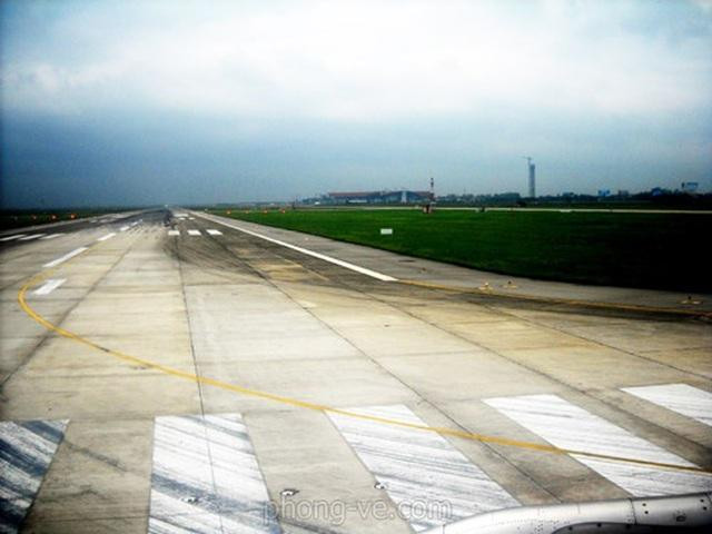 Một đường băng Sân bay Tân Sơn Nhất phải đóng cửa do sét đánh bật bê tông