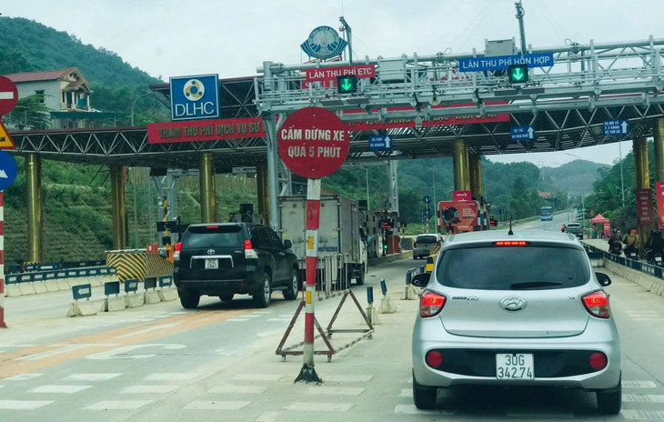 Hệ thống thu phí tự động trên QL6 đi Hòa Bình liên tục gặp sự cố, xe ô tô đi vào làn không dừng còn chận hơn cả đi vào làn mua vé thủ công Hệ thống thu phí tự động trên QL6 đi Hòa Bình liên tục gặp sự cố, xe ô tô đi vào làn không dừng còn chận hơn cả đi vào làn mua vé thủ công