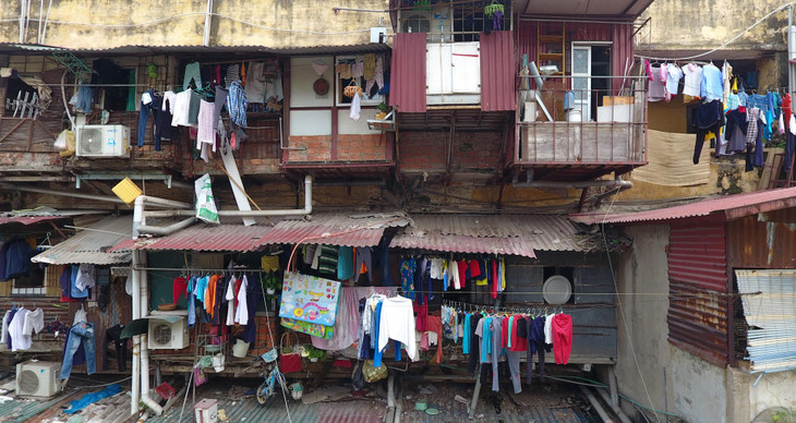 Đến nay việc cải tạo chung cư cũ tại Hà Nội vẫn rất chậm do vướng mắc từ cơ chế chính sách. Nhiều doanh nghiệp tham gia cải tạo chung cư cũ gặp khó ngay ở khâu đầu tiên. Khi lấy ý kiến của hàng nghìn hộ dân sinh sống ở chung cư đó mà chỉ cần 1 hộ dân không đồng tình là đi vào ngõ cụt. Bắt buộc phải 100% ý kiến cư dân đồng tình thì mới bước vào khâu tiếp theo.