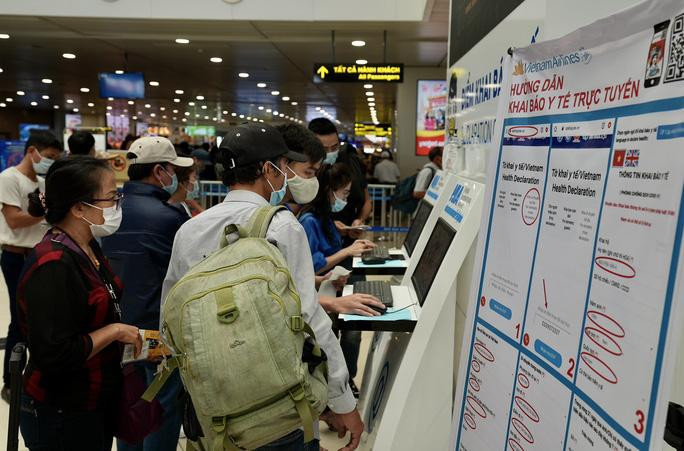 Đoàn thanh niên sân bay quốc tế Nội Bài hỗ trợ khách khai báo y tế