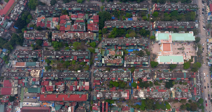 Những chung cư tập thể cũ có quy mô lớn với hàng nghìn hộ dân sinh sống có thể kể đến như Thành Công, Thanh Xuân Bắc, Khương Thượng, Kim Liên, Nghĩa Tân, Quỳnh Mai, Văn Chương... Trong ảnh là khu tập thể Thành Công (Ba Đình).