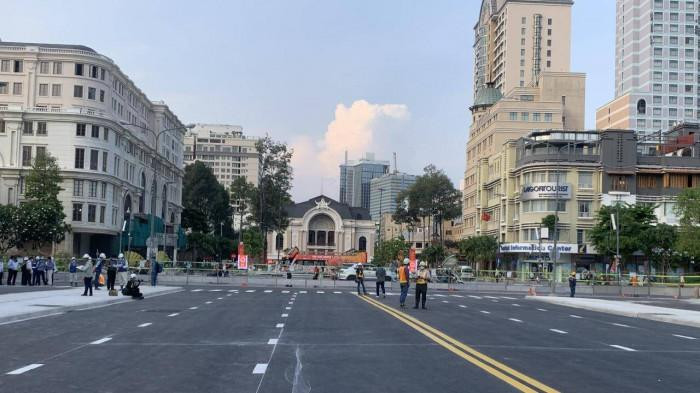 Rào chắn phục vụ thi công tuyến metro số 1 trên đường Lê Lợi, trước Nhà hát Thành phố đã được tháo dỡ