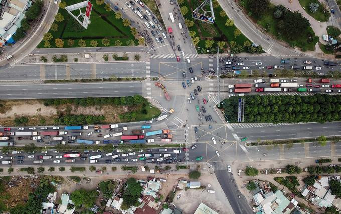Là điểm giao của 4 tuyến đường, nút giao An Phú thường xuyên xảy ra ùn tắc