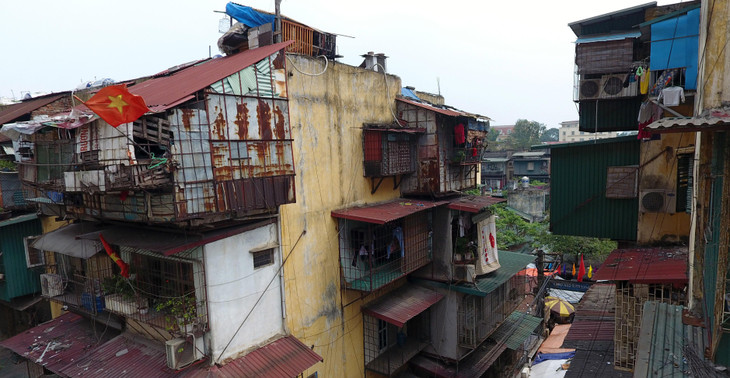 Tầng thượng một số nhà chung cư cũ bị lấn chiếm, xây dựng nhà tạm, lều bạt, nuôi gà, chăm chó, trồng rau, cây cảnh...