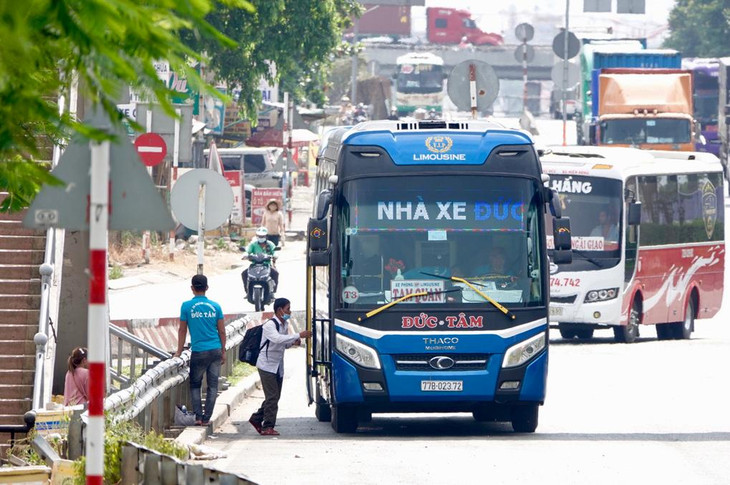 Một "xe dù" đón khách trên quốc lộ 1, đoạn trước khu du lịch Suối Tiên Một "xe dù" đón khách trên quốc lộ 1, đoạn trước khu du lịch Suối Tiên