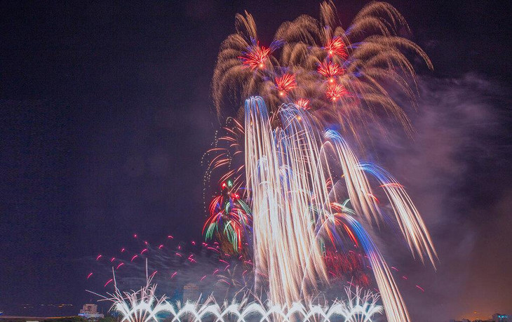 Màn trình diễn pháo hoa tại Lễ hội pháo hoa quốc tế Đà Nẵng năm 2019 Màn trình diễn pháo hoa tại Lễ hội pháo hoa quốc tế Đà Nẵng năm 2019