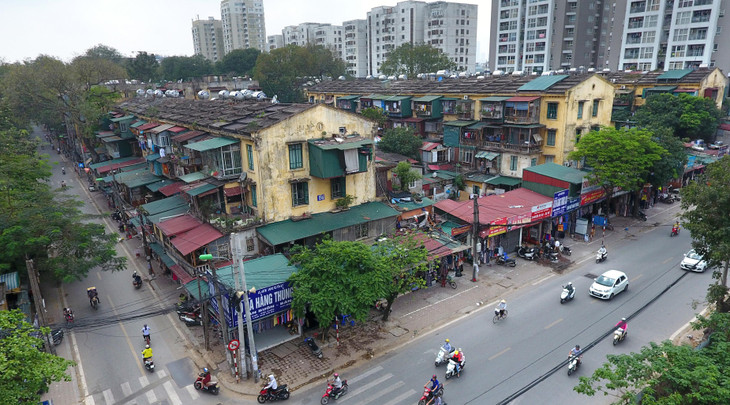 Đầu tháng 4/2021, dưới sự chủ trì của Bí thư Thành ủy Hà Nội Đinh Tiến Dũng, Thường trực Thành ủy Hà Nội thống nhất giao Ban Cán sự đảng UBND thành phố chỉ đạo các cơ quan liên quan khẩn trương hoàn thiện Đề án khung cơ chế, chính sách đặc thù để sớm thực hiện cải tạo, xây dựng mới các chung cư cũ trên địa bàn thành phố. Trong ảnh là khu tập thể Kim Liên (Đống Đa).