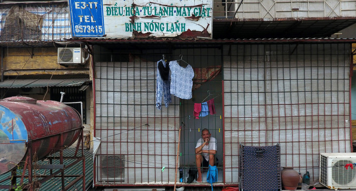 Một số quy định về hệ số đền bù cũng không phù hợp, ví dụ sau khi xây dựng cải tạo xong có khu chung cư yêu cầu hệ số 1.5, cao nhất là 2.8 (1m2 đang ở sau khi xây xong người dân phải được nhận từ 1,5m2 - 2,8m2). Chưa kể nhiều căn hộ chỉ 8-10m2, khi đền bù nhân hệ số lên chỉ khoảng 20m2, vẫn bé hơn căn hộ theo tiêu chuẩn của Bộ Xây dựng là tối thiểu phải từ 25m2 trở lên (căn Studio).