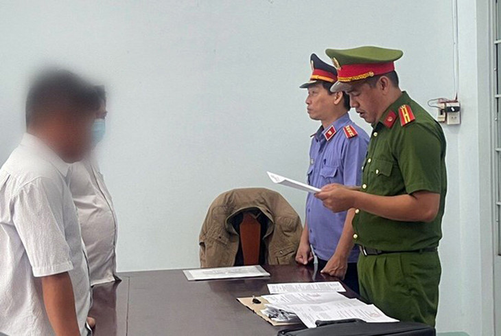 Cơ quan điều tra tống đạt quyết định khởi tố và lệnh bắt tạm giam đối với bị can Nguyễn Văn Thắng. Ảnh: Công an cung cấp