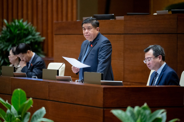 Bộ trưởng Bộ Kế hoạch và Đầu tư Nguyễn Chí Dũng phát biểu tại phiên họp.