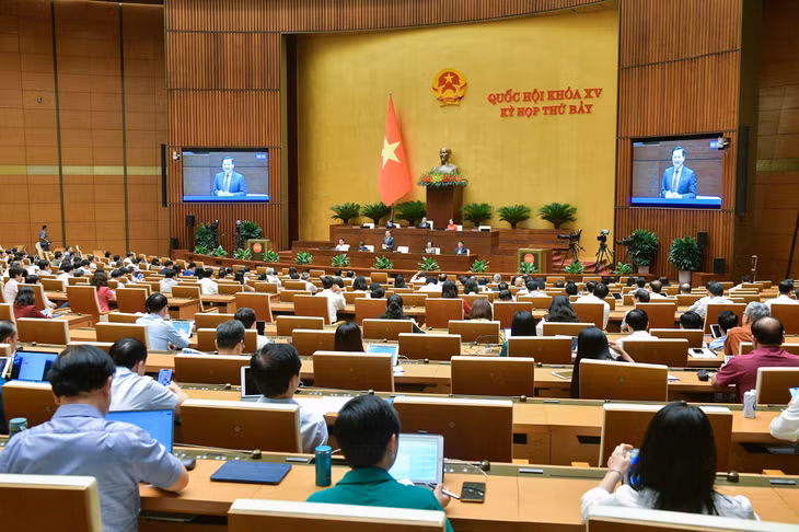 Phó Thủ tướng Chính phủ Lê Minh Khái phát biểu giải trình, làm rõ một số vấn đề đại biểu Quốc hội nêu