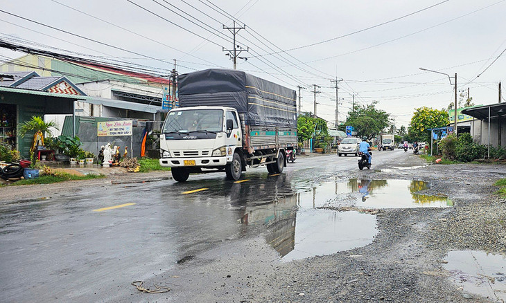 Quốc lộ 62 hiện đã xuống cấp sau nhiều năm sử dụng Quốc lộ 62 hiện đã xuống cấp sau nhiều năm sử dụng