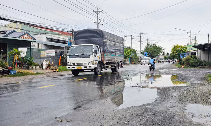 Quốc lộ 62 hiện đã xuống cấp sau nhiều năm sử dụng