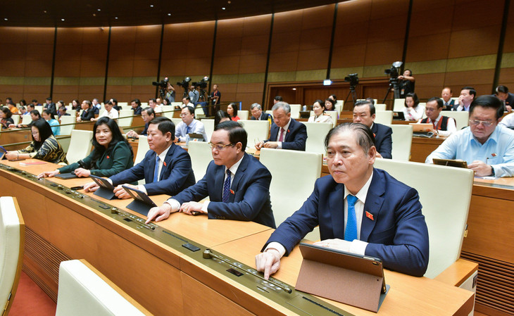 Đại biểu biểu quyết thông qua Luật Bảo hiểm xã hội (sửa đổi)