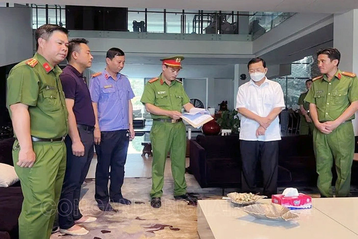 Cơ quan chức năng đọc lệnh bắt tạm giam đối với ông Quách Văn Đức