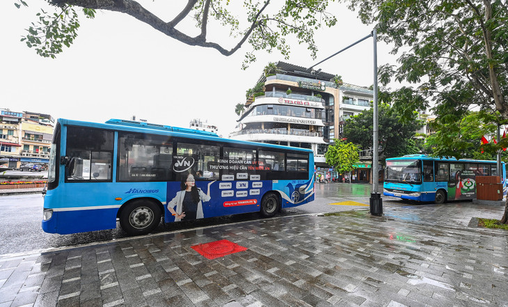 Xe buýt chờ khách tại bến xe buýt phố Đinh Tiên Hoàng, Hoàn Kiếm Xe buýt chờ khách tại bến xe buýt phố Đinh Tiên Hoàng, Hoàn Kiếm