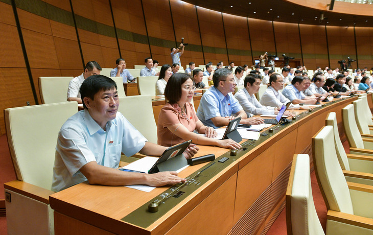 Quốc hội biểu quyết thông qua Luật Trật tự, an toàn giao thông đường bộbằng hình thức biểu quyết điện tử