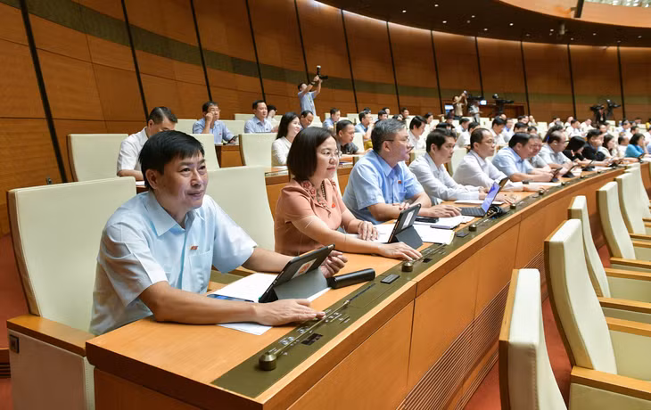 Quốc hội biểu quyết thông qua Luật Trật tự, an toàn giao thông đường bộbằng hình thức biểu quyết điện tử