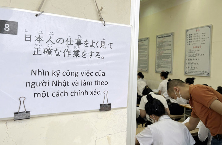 Bảng ghi nhớ bên ngoài một lớp đào tạo lao động đi làm việc tại Nhật Bản ở Hà Nội
