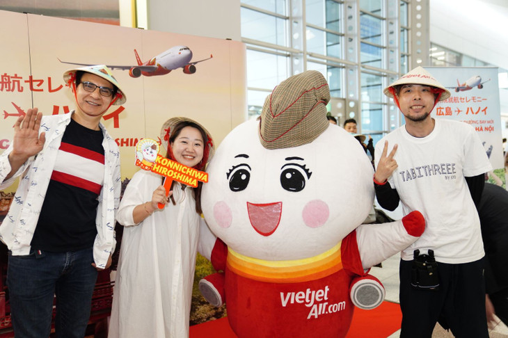 Năm 2023, Vietjet đã đóng góp các khoản thuế, phí trực tiếp và gián tiếp cho ngân sách khoảng 5.200 tỷ đồng Năm 2023, Vietjet đã đóng góp các khoản thuế, phí trực tiếp và gián tiếp cho ngân sách khoảng 5.200 tỷ đồng