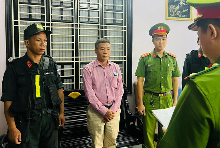 Cơ quan công an thực hiện quyết định bắt tạm giam ông Hoàng Văn Đức, nguyên Giám đốc CDC Thừa Thiên Huế