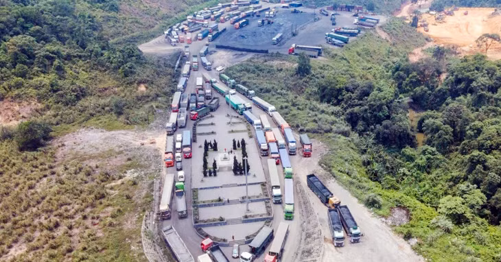 Tình trạng xe chở than ùn ứ tại Cửa khẩu quốc tế La Lay, huyện Đakrông, tỉnh Quảng Trị