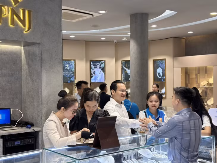 Doanh thu trang sức bán lẻ năm tháng đầu 2024 tăng 12,8% so với cùng kỳ