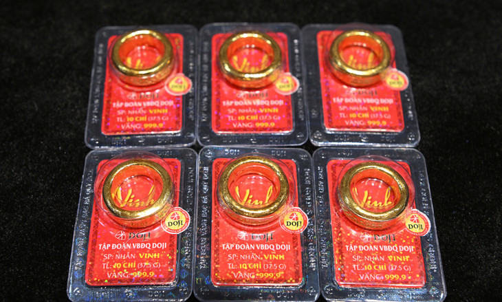 Vàng nhẫn tại một hàng vàng trên đường Trần Nhân Tông, Hà Nội được bán ra ở mức hơn 76 triệu đồng mỗi lượng