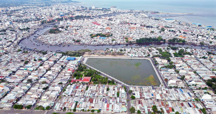 Hồ Văn Thánh và công viên được chỉnh trang nằm gần sông Cà Ty, phường Phú Tài