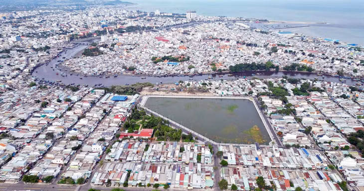 Hồ Văn Thánh và công viên được chỉnh trang nằm gần sông Cà Ty, phường Phú Tài