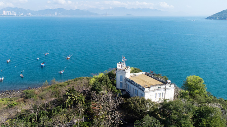 Một biệt thự tại khu di tích Lầu Bảo Đại hướng ra vịnh Nha Trang