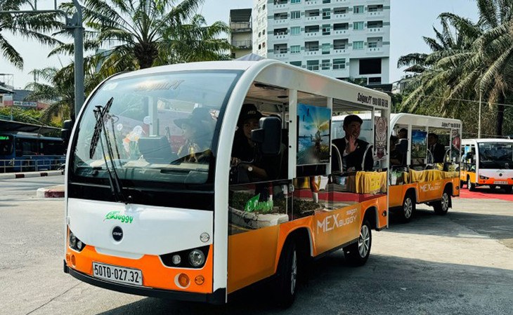 Xe điện 8 chỗ chở khách tham quan, du lịch do Saigon Public Transport vận hành ở khu vực nội đô TP.HCM