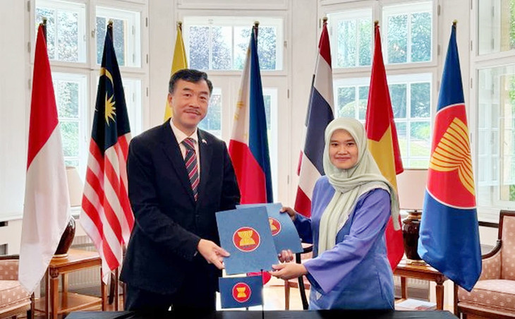 Lễ bàn giao vai trò Chủ tịch luân phiên ACP từ Đại sứ Malaysia Suzilah Mohd Sidek sang Đại sứ Việt Nam Dương Hoài Nam Lễ bàn giao vai trò Chủ tịch luân phiên ACP từ Đại sứ Malaysia Suzilah Mohd Sidek sang Đại sứ Việt Nam Dương Hoài Nam