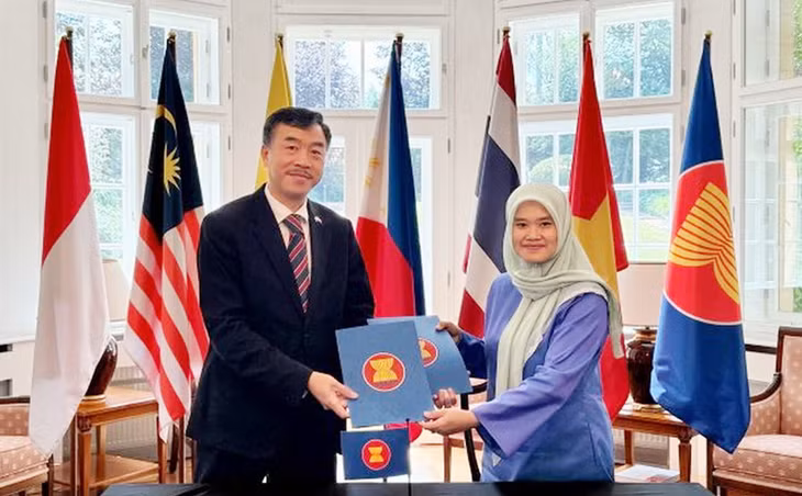 Lễ bàn giao vai trò Chủ tịch luân phiên ACP từ Đại sứ Malaysia Suzilah Mohd Sidek sang Đại sứ Việt Nam Dương Hoài Nam