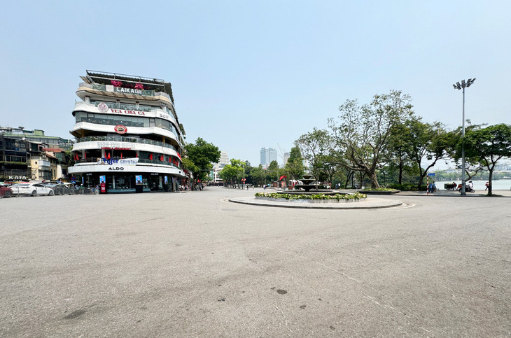 Đường phố Hà Nội vắng bóng giữa trưa nắng