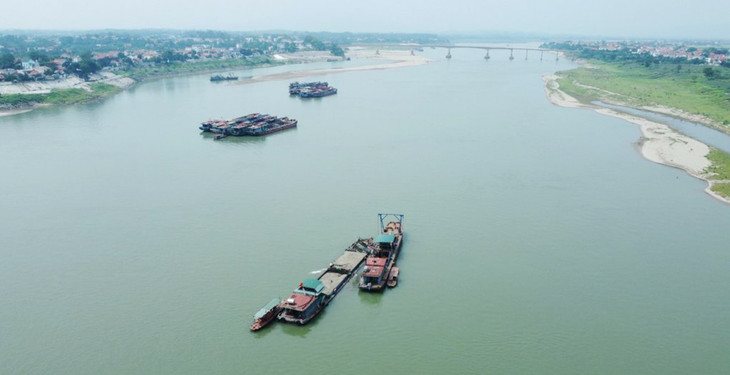 Tàu hút cát của Công ty TNHH Tiến Nga, đơn vị được cấp phép khai thác cát ở đối diện khu vực sạt trượt đê kè và lún nứt nhà dân Tàu hút cát của Công ty TNHH Tiến Nga, đơn vị được cấp phép khai thác cát ở đối diện khu vực sạt trượt đê kè và lún nứt nhà dân