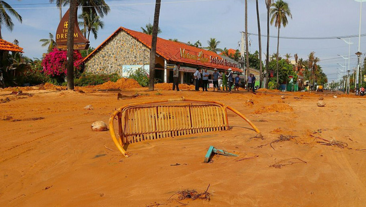 Lũ cát tràn vào ngày 21/5 tràn xuống nhà dân trên đường Nguyễn Đình Chiểu