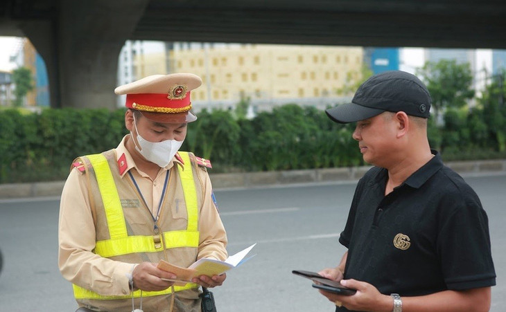 Việc kiểm tra thông tin người vi phạm trên ứng dụng VNeID có giá trị như kiểm tra giấy tờ trực tiếp Việc kiểm tra thông tin người vi phạm trên ứng dụng VNeID có giá trị như kiểm tra giấy tờ trực tiếp