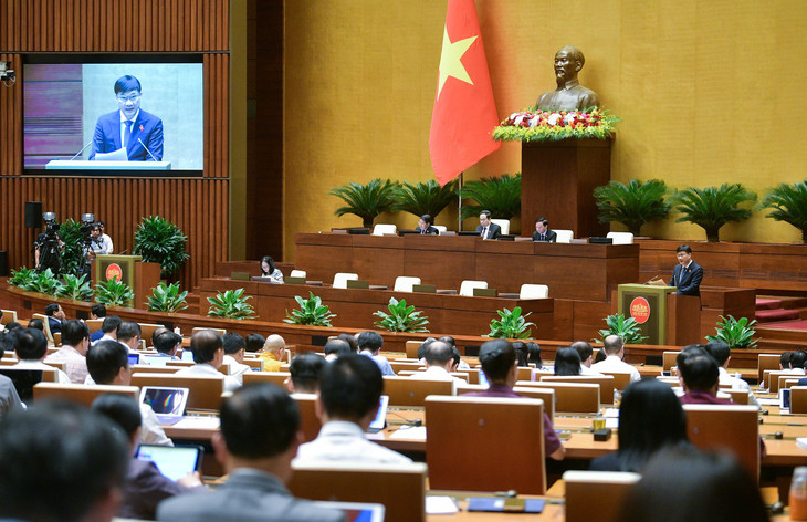 Chủ nhiệm Ủy ban Kinh tế Vũ Hồng Thanh trình bày báo cáo tiếp thu, chỉnh lý và giải trình về chủ trương đầu tư Dự án đầu tư xây dựng đường cao tốc Bắc - Nam phía Tây đoạn Gia Nghĩa - Chơn Thành