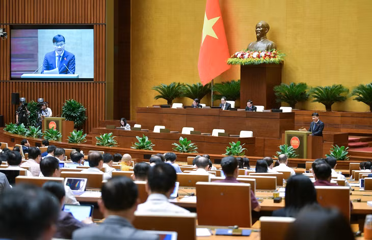 Chủ nhiệm Ủy ban Kinh tế Vũ Hồng Thanh trình bày báo cáo tiếp thu, chỉnh lý và giải trình về chủ trương đầu tư Dự án đầu tư xây dựng đường cao tốc Bắc - Nam phía Tây đoạn Gia Nghĩa - Chơn Thành