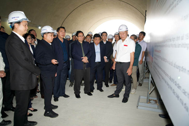 Thủ tướng Phạm Minh Chính nghe lãnh đạo Tập đoàn Đèo Cả báo cáo tiến độ thi công Dự án thành phần cao tốc Bắc - Nam đoạn Quảng Ngãi - Hoài Nhơn