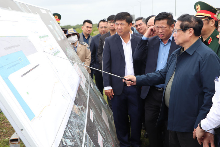 Thủ tướng khảo sát vị trí quy hoạch, đề xuất đầu tư xây dựng Cảng hàng không Chu Lai (Quảng Nam)