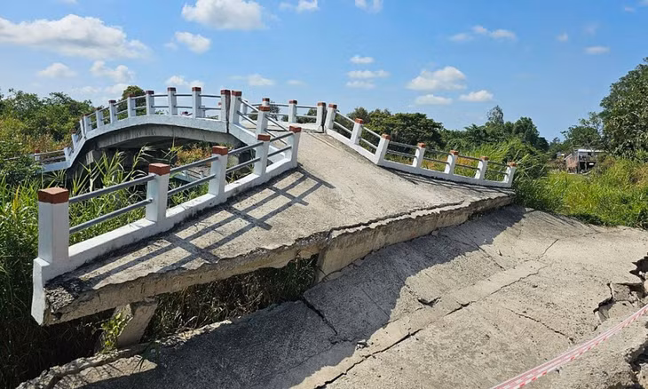 Sạt lở khiến cây cầu ở huyện U Minh Thượng hư hỏng