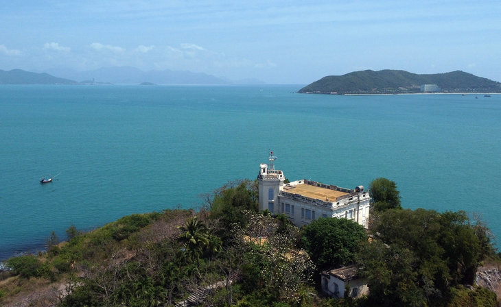 Các biệt thự nằm trên núi Cảnh Long có hướng nhìn ra vịnh Nha Trang