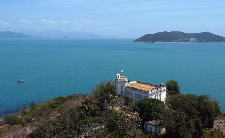 Các biệt thự nằm trên núi Cảnh Long có hướng nhìn ra vịnh Nha Trang