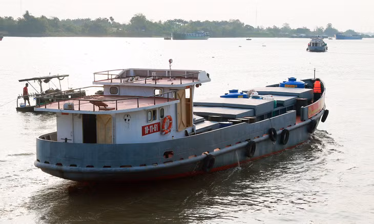 Tàu vận chuyển nước cấp miễn phí cho người dân vùng hạn mặn Tàu vận chuyển nước cấp miễn phí cho người dân vùng hạn mặn