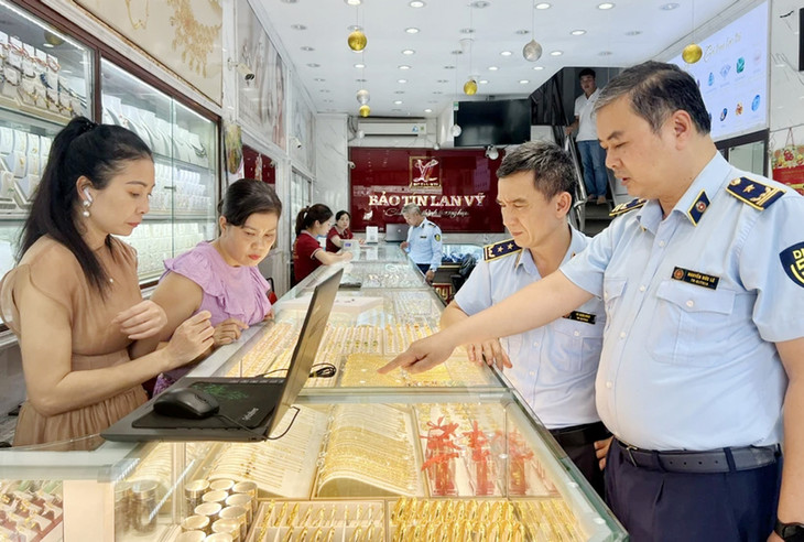 Lực lượng QLTT kiểm tra một cơ sở kinh doanh vàng ở Hà Nội