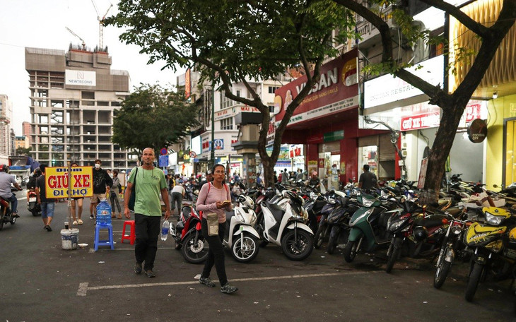 Khu vực lòng đường, vỉa hè chợ Bến Thành