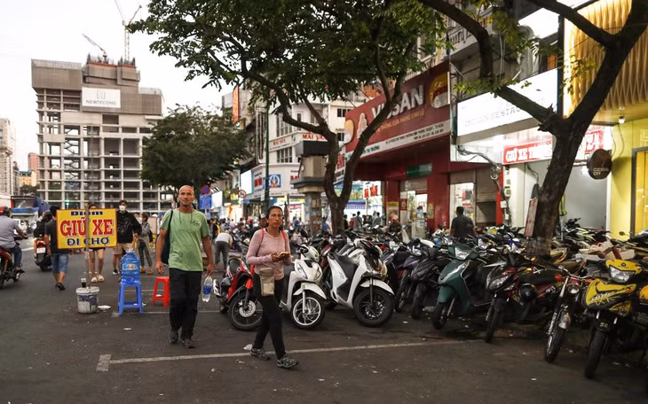 Khu vực lòng đường, vỉa hè chợ Bến Thành